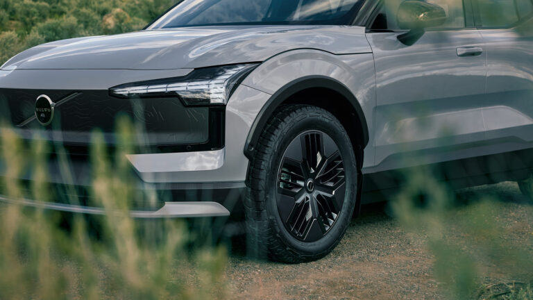 Helt elektriska Volvo EX30 Cross Country