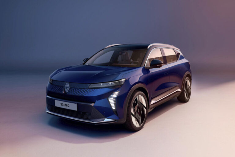 En blå Renault Scenic E-tech
