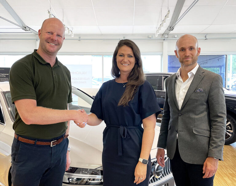 Madeleine Brandt skakar hand med Erik på Lidbil