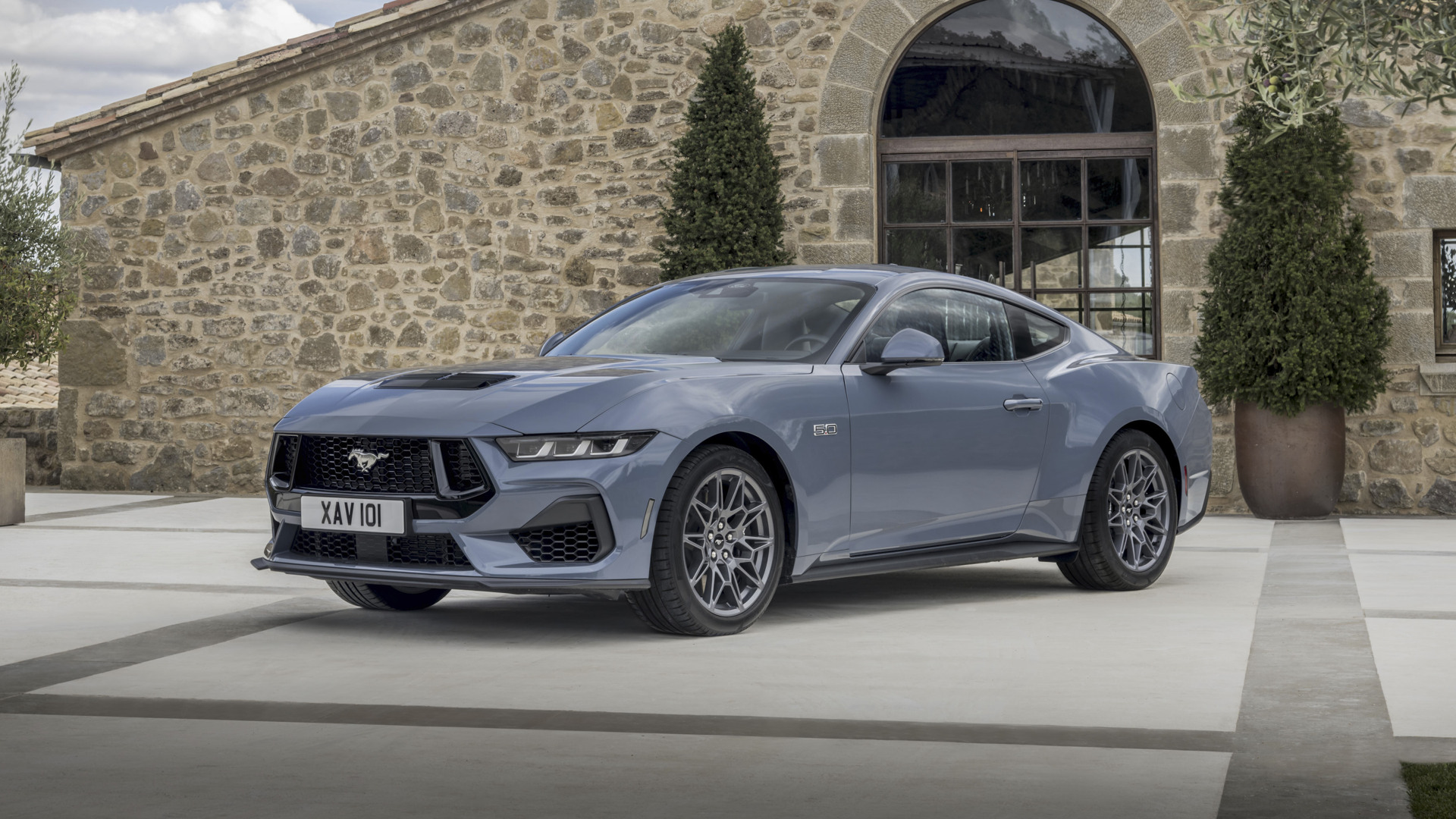 Ford Mustang 2024 uppställd på parkering