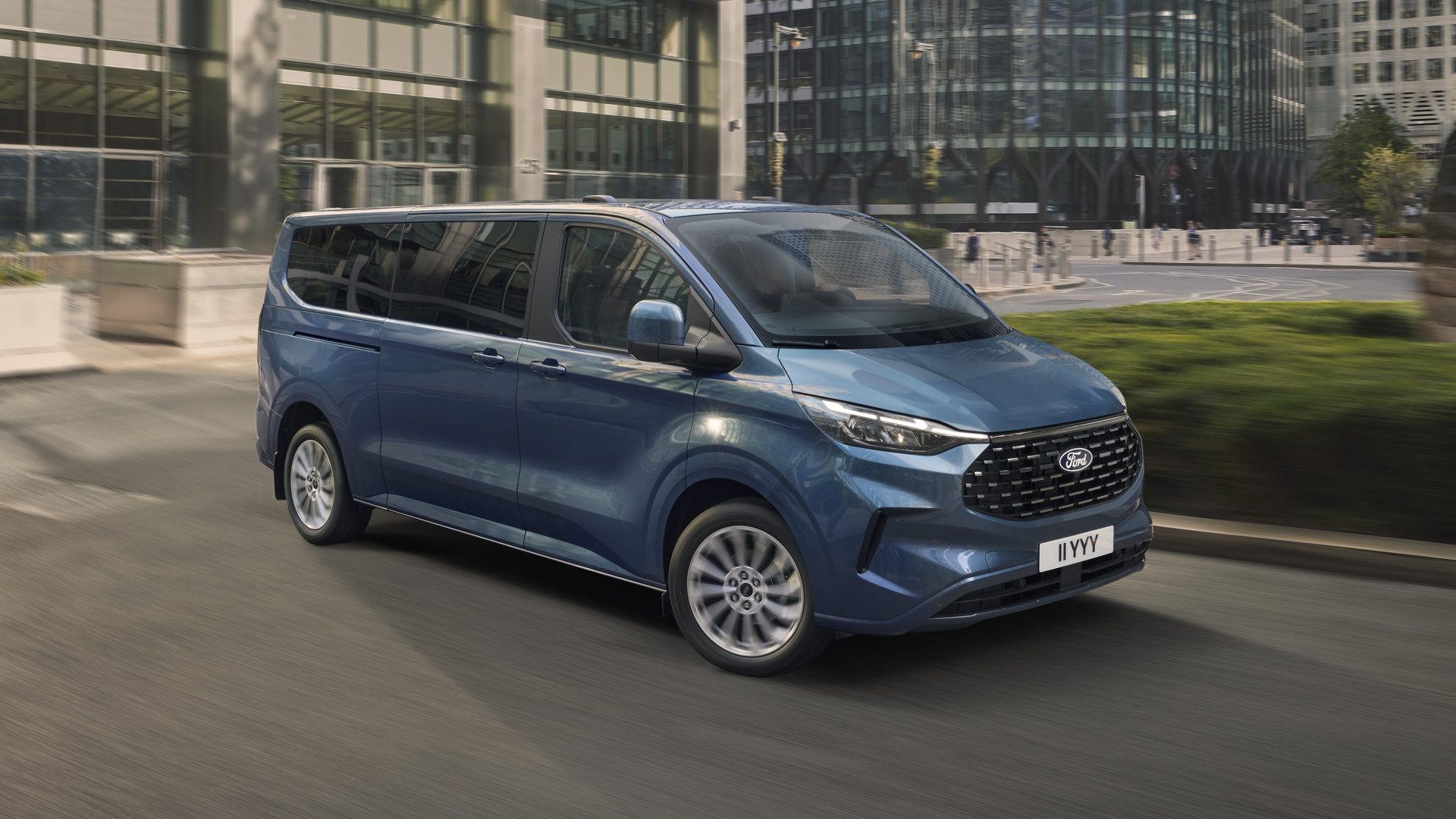 01_V710_Tourneo_LWB_Ext_Front_3_4_Dynamic